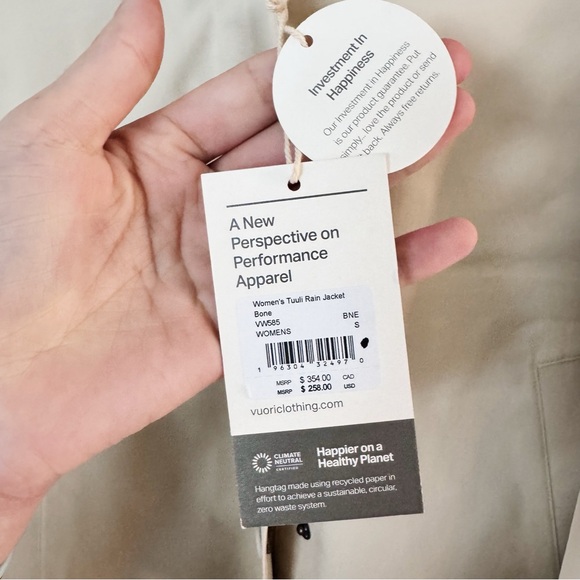 NWT Vuori Women's Tuuli Rain Jacket - Bone - Picture 6 of 13